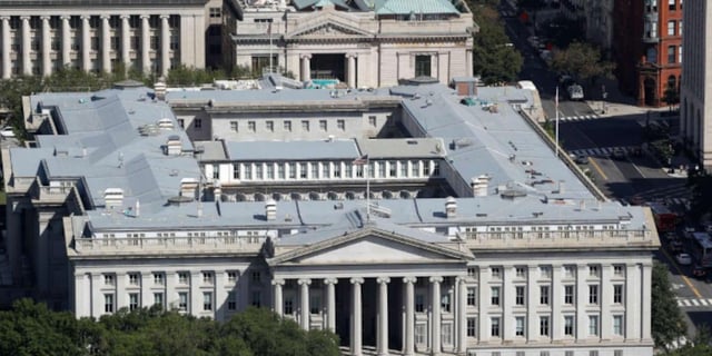 Oregon Senator Uncovers Epstein Financial Records as Trump Calls Case a ‘Hoax’