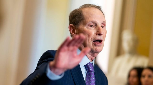 Wyden says Trump admin sitting on Epstein bank records: ‘They’re refusing to investigate’