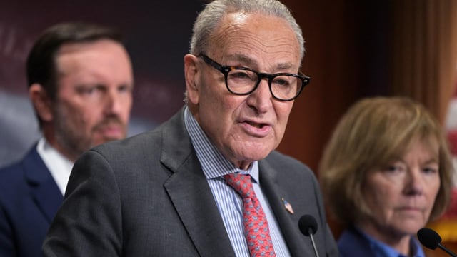 Schumer Refuses to Say Why He Hasn’t Endorsed Mamdani