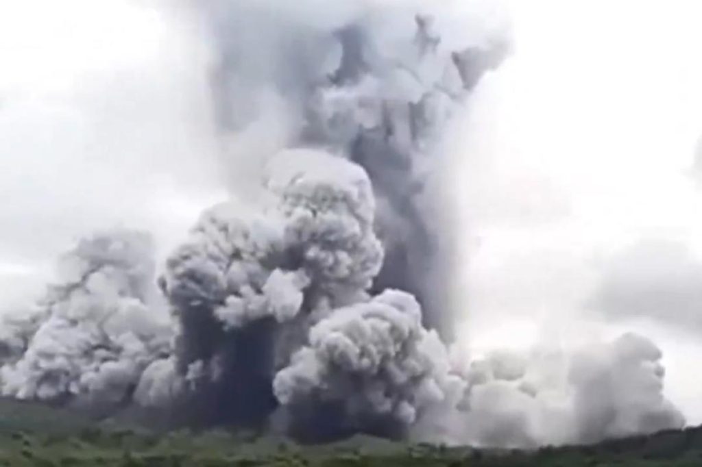 Wild footage shows volcano erupting in Philippines