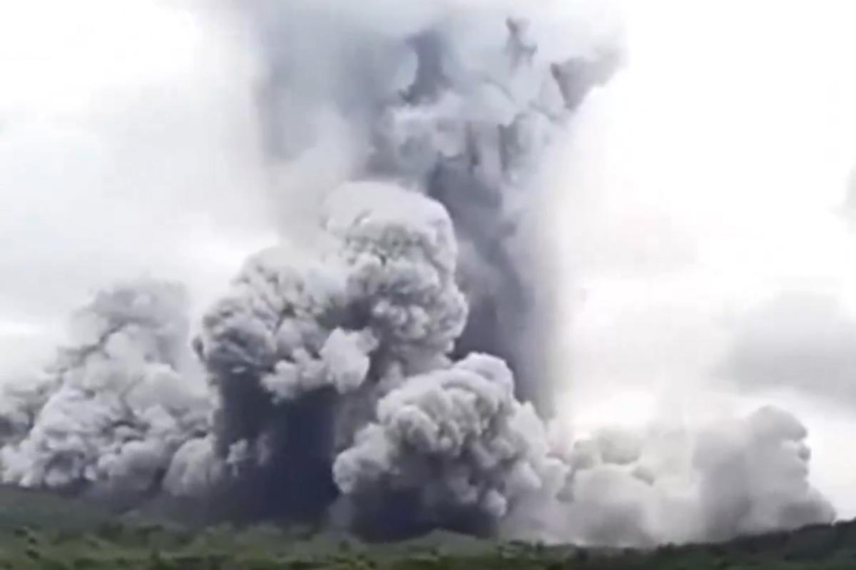Wild footage shows volcano erupting in Philippines