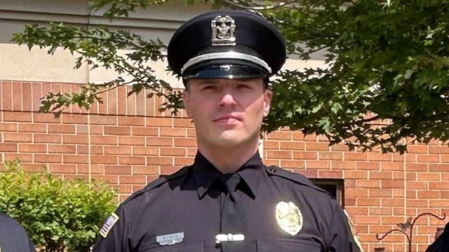 ICE arrests police officer in Chicago suburb and accuses him of being in US illegally | CNN Politics