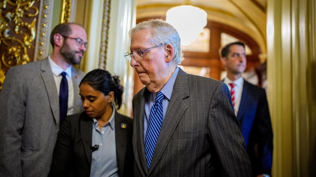 Sen. Mitch McConnell falls in Capitol hallway
