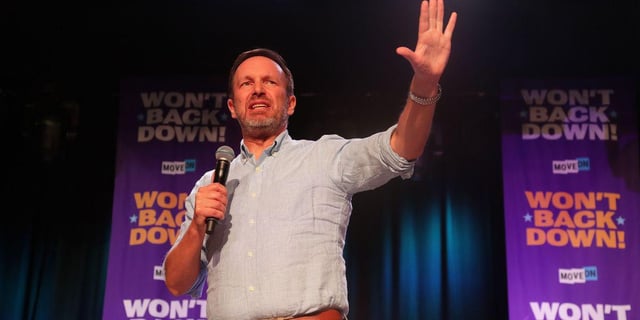 Sen. Murphy: Trump Wants Shutdown ‘Because He Thinks He Can Exercise King-Like Powers’