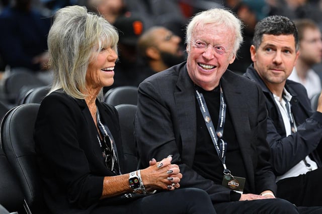 Nike co-founder Phil Knight makes record-setting donation to help elect Republicans