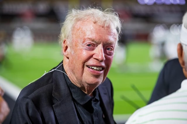 Nike founder Phil Knight makes record-breaking donation to Republicans