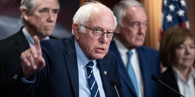 Sanders Warns Trump Will 'Accelerate Movement Toward Authoritarianism' If Dems Cave on Shutdown
