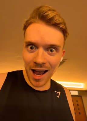 @max_balegde/TikTok playing Nintendo Switch while on treadmill at the gym