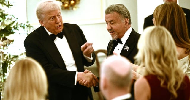 Trump’s Bandaged Hand Shows Up for Kennedy Center Honors Dinner