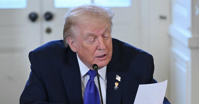 Trump, 79, Accidentally Reads Marco Rubio’s Private Note Out Loud