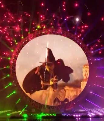 PopCrave/X London NYE Fireworks show televised with Wicked ad 